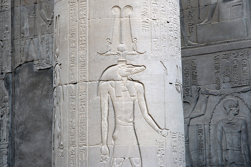 60 MAK_6381.jpg - Molto più complessa la corona di Sobek: due piume di falco simbolo di potere spirituale, corna di ariete alla base. Un disco solare centrale, due Uraei (cobra sacri eretti) ai lati, che simboleggiano la protezione divina e l'autorità reale.